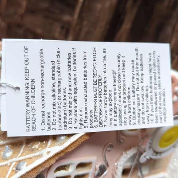 ❌SOLD❌Pastel "Pinkmas" Light Up 💡 Gingerbread House - Picture 10 of 10